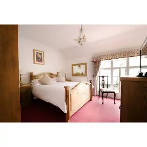 Buy A Gift Overnight Luxury Escape with Dinner and Fizz at The White Hart Inn